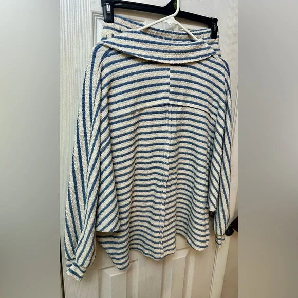 TALULAH Blue and White Striped Set, Medium - Picture 5 of 6